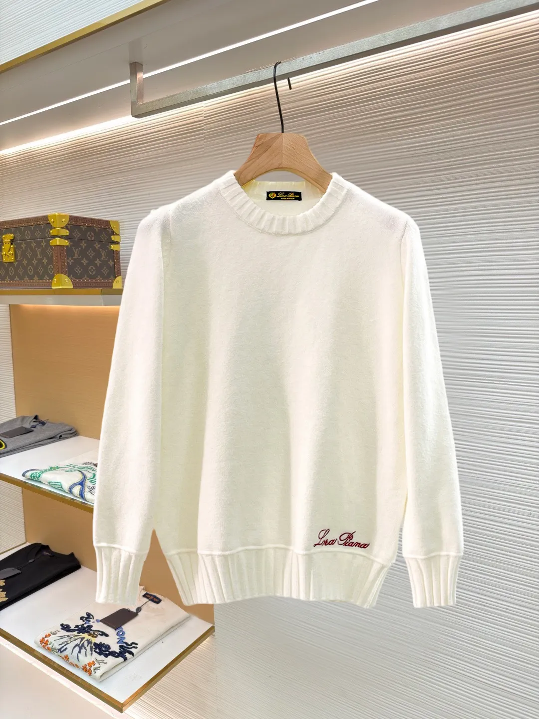 LP's new autumn and winter low-key luxury sweater, a trendy gentleman's round neck Premium sweater. Wool yarn blending. Only double-layer yarn can produce such a premium effect. It is a channel product of a trading company. It is a winter star-level item. It is easy to wear and practical. It is an all-purpose basic Versatile style. The texture is excellent. It is skin-friendly and comfortable without scratching. It is a high-end fashion base layer that is extremely comfortable whether worn alone or layered. It has an excellent texture for close-fitting wear. Demonstrate high-end and invincible fashion! Slim-fitting but not tight, with high elasticity on all sides, it is definitely a very comfortable upper body experience. It is a must-have item for winter wear! The wiring is neat and delicate, the details are exquisite, and the upper body effect is excellent. There is no age limit, and it is the best product on the Internet! Size: S M L